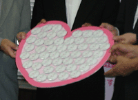 <FONT size="-1" color="#666666">BABY in MEのおなかのハート型の台紙に、<BR>