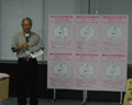 BABY in MEのポスターを前にスピーチされる三重県健康福祉部長、向井氏
